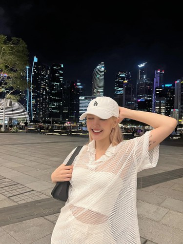 Trước đó, khi khoe ảnh trong một buổi chụp hình, Xoài Non diện bộ đồ bó sát cũng từng bị chê thân hình cò hương.