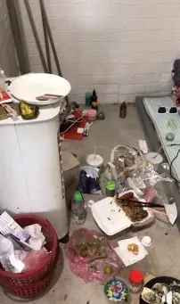 Tiến sâu hơn vào bên trong phòng trọ ngập rác là vỏ đồ ăn, túi nilong, chai lọ và có cả đĩa hàu nướng mỡ hành đã ăn hết nhưng chưa được đem vứt mà bày bừa luôn trên nền nhà.