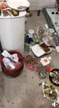 Hình ảnh từ clip ghi lại, ngay khi mở cửa phòng đập ngay vào mắt người nhìn là đống rác, đồ đạc linh tinh chồng chất, ngổn ngang lối đi vào.