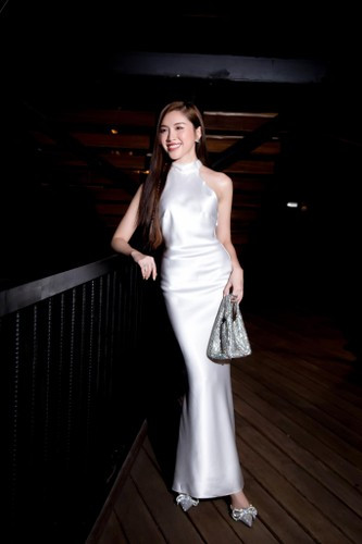 Nữ MC cũng tâm sự về trang phục nổi bật: "Huyền đã chọn một outfit thể thao và trẻ trung phù hợp với chương trình. Chiếc áo tôi mặc nằm trong BST thời trang đặc biệt dành riêng cho những fan của đội bóng Đức Borussia Dortmund".