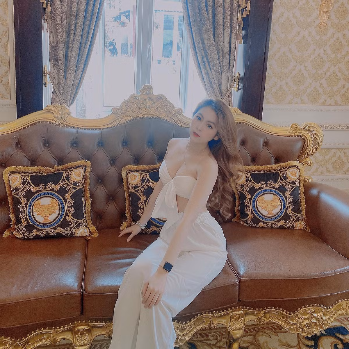 Nam Trân hiện tại là gương mặt quảng cáo của một số nhãn hàng nhờ vào gương mặt xinh đẹp và thân hình bốc lửa.