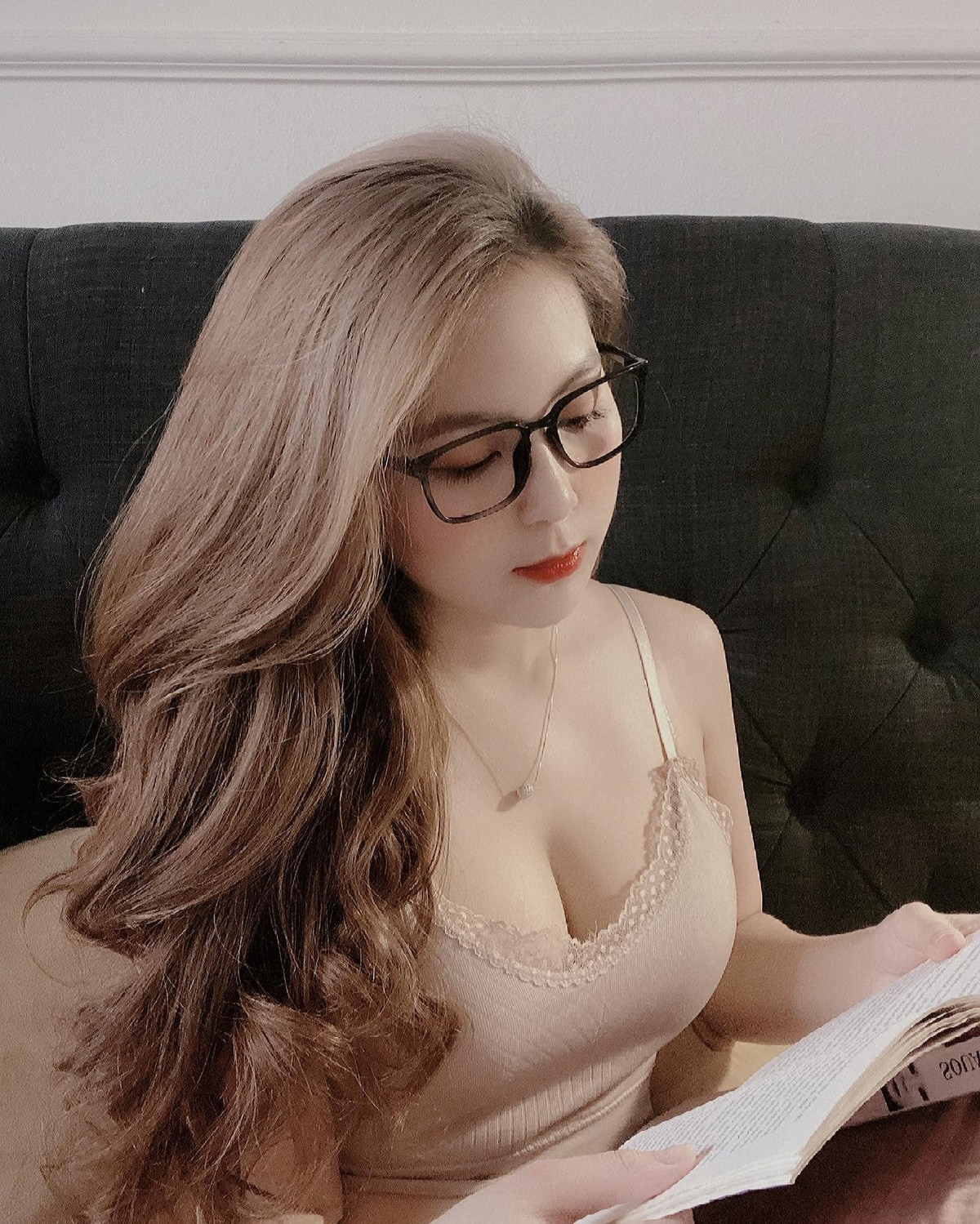 Nhiều cư dân mạng trầm trồ với ngoại hình quyến rũ của cô nàng sinh năm 1996.