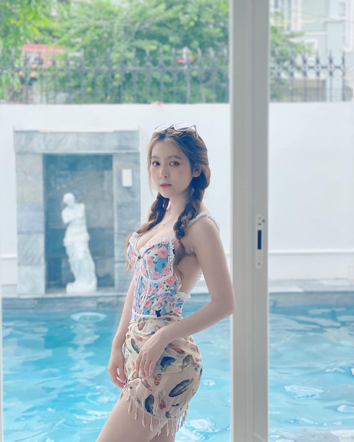 Điển hình như mới đây, khi những bức ảnh của Trân Trần tại bể bơi được lên sóng, cô nàng thu hút sự chú ý của không ít người, đặc biệt là cánh màu râu.