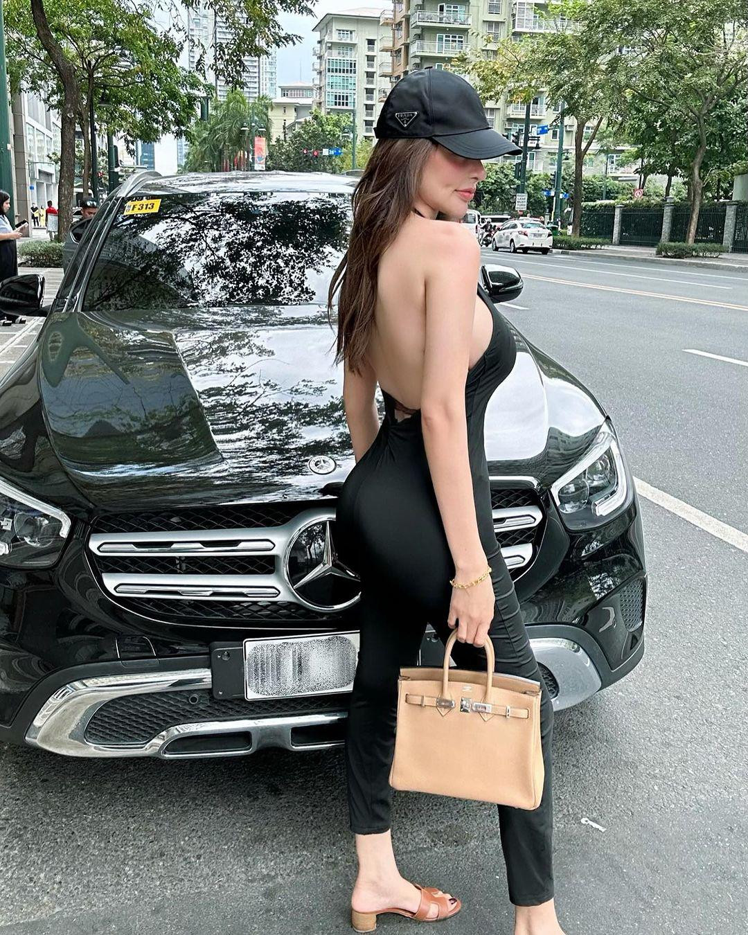 Sunshine Guimary mang vẻ đẹp lai giữa 3 dòng máu Trung Quốc, Philippines, Tây Ban Nha, đồng thời sở hữu body đầy đặn, khỏe khoắn, với tỷ lệ hình thể được ví như thần Vệ nữ. Cô từng được bình chọn là gương mặt nóng bỏng nhất tạp chí đàn ông FHM.