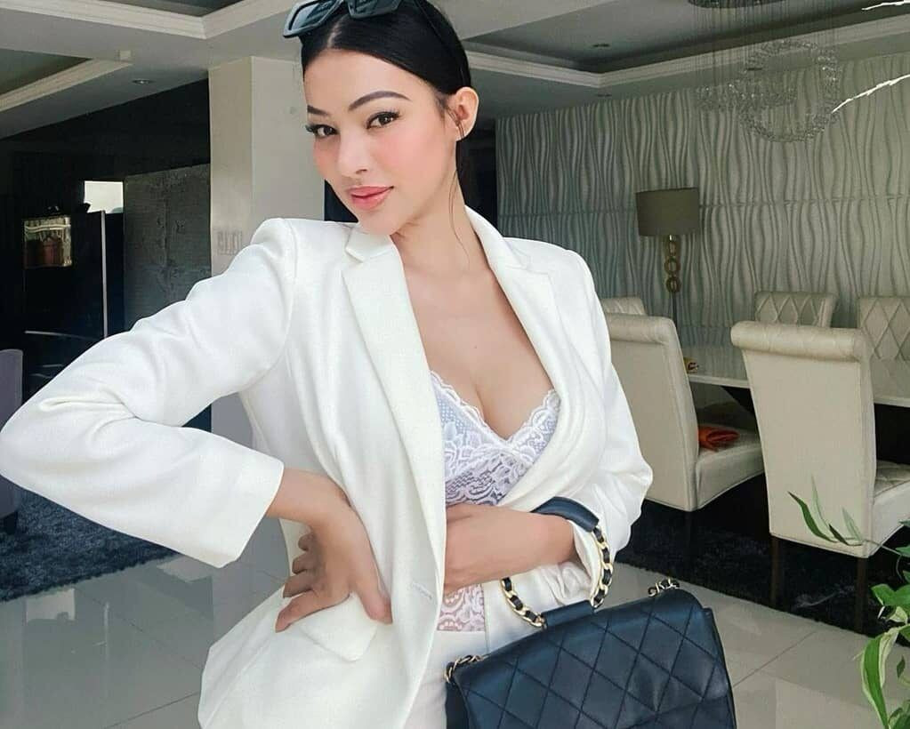 Sunshine Guimary cũng là tín đồ của hàng hiệu. Cô sở hữu bộ sưu tập túi xách, giày dép đến từ các thương hiệu xa xỉ như Dior, Chanel, Louis Vuitton, Prada...