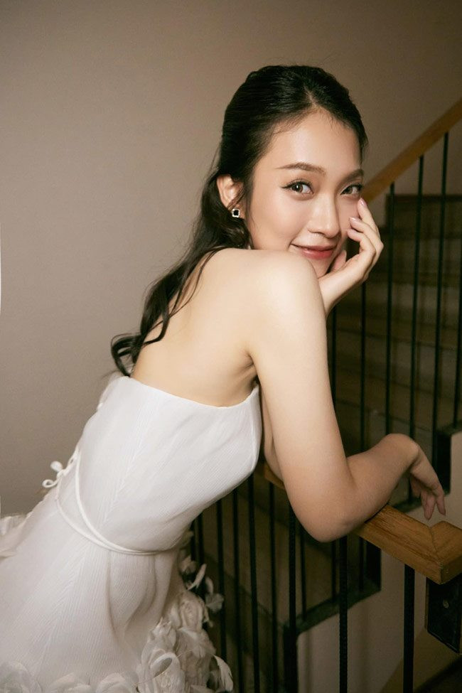 Hot girl đến từ Nghệ An được khen ngợi về lối dẫn hoạt ngôn, luôn biết cách khích lệ tinh thần của các thí sinh Olympia.