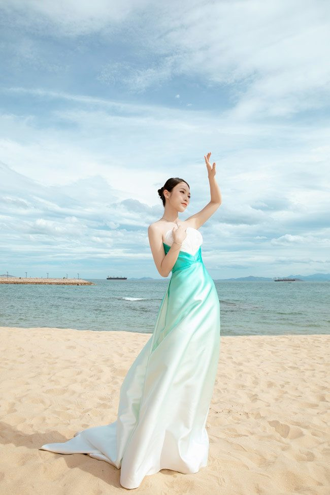 Tùy vào từng hoàn cảnh, Khánh Vy lựa chọn cho mình phong cách phù hợp. Khi cầm míc sân chơi trí tuệ Olympia, cô luôn xuất hiện với diện mạo trẻ trung, khi tham gia các chương trình, sự kiện giải trí, hot girl Gen Z lại giống như một quý cô xinh đẹp, quyến rũ.