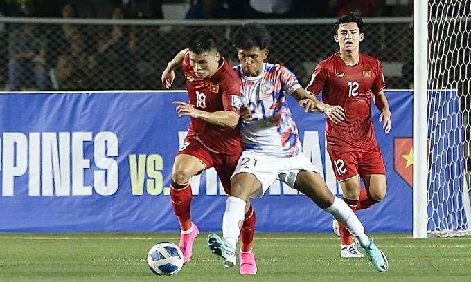 Tuyen Viet Nam thang nhe Philppines, HLV Troussier tam loai bo ap luc-Hinh-3