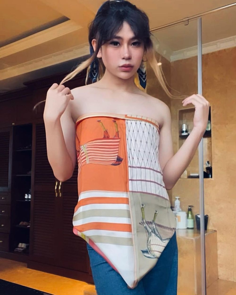 Gia Kỳ không ngại khoe cá tính của mình lên trang cá nhân. Thậm chí, cậu còn tự tin diện váy 2 dây khoe vóc dáng nuột nà, đôi chân dài thon thả của mình.