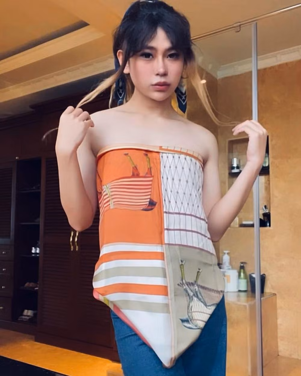 Gia Kỳ không ngại khoe cá tính của mình lên trang cá nhân. Thậm chí, cậu còn tự tin diện váy 2 dây khoe vóc dáng nuột nà, đôi chân dài thon thả của mình.