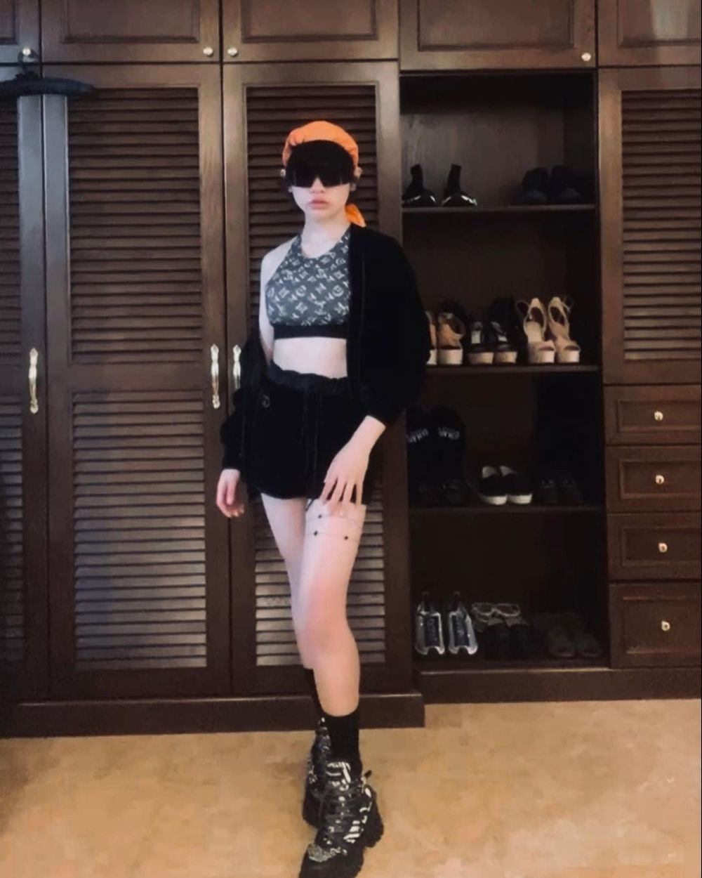 Trước đây, Gia Kỳ nổi tiếng là "fan cứng" của Ngọc Trinh. Rich kid sinh năm 2003 không ngại chi 100 triệu đồng để đi máy bay hạng ghế thương gia để gặp được "nữ hoàng nội y".