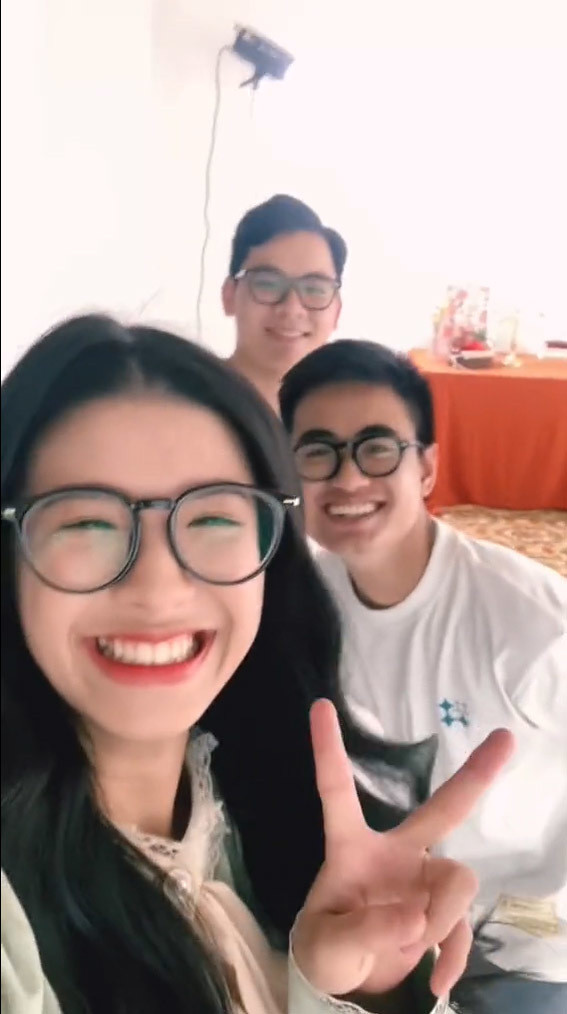 Anh trai chính là người thực hiện quay những video trên kênh TikTok cho Hoàng Diệu và thành công thu về hàng chục nghìn thậm chí là hàng triệu view.