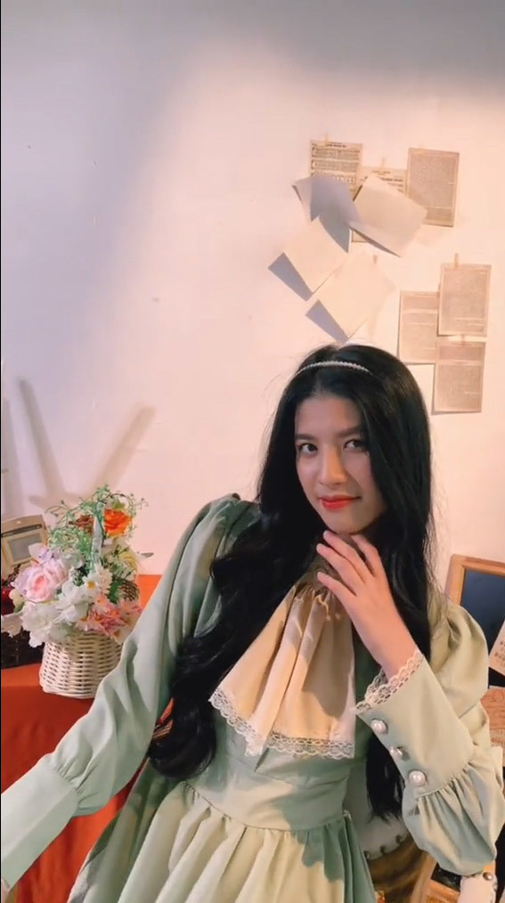 Trong các video của Diệu thường có sự xuất hiện của 2 anh trai. Một người anh trai từng kể lại cơ duyên xây dựng kênh TikTok. Trong 1 lần về Tết, anh và em gái kém may mắn quay video đi mua đồ rồi chia sẻ lên TikTok. Bất ngờ video đó nhận về lượt xem lớn và các bình luận tích cực.