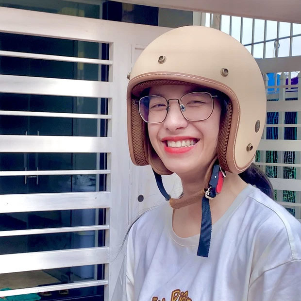 Nhìn qua những video mà anh trai đăng tải có thể thấy rõ, cuộc sống của Diệu cực kì đơn giản và đặc biệt là ngập tràn tiếng cười. Dù ở góc máy hay trong trường hợp nào, cô cũng có thể cười thật tươi.