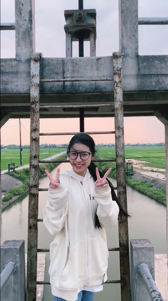 Vũ Hoàng Diệu quê gốc ở Thái Bình nhưng sinh ra và lớn lên ở Gia Lai. Từ khi mới chào đời, cô đã không thể nghe và nói. Bác sĩ cho biết bệnh của bạn nữ này có thể chữa trị nhưng phải có số tiền tới 500 triệu đồng.