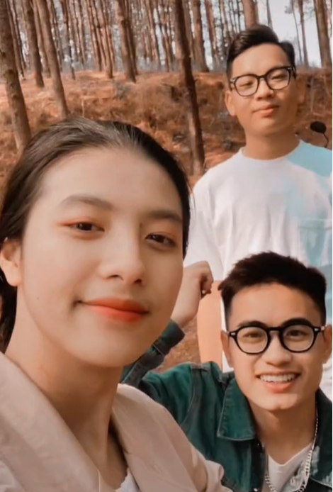 Nhiều người bình luận dưới các video của Diệu rằng, đôi khi làm việc mệt mỏi là thế, nhưng chỉ cần nhìn thấy nụ cười toả nắng của cô gái đặc biệt này, là mọi căng thẳng như giảm bớt phần nào.