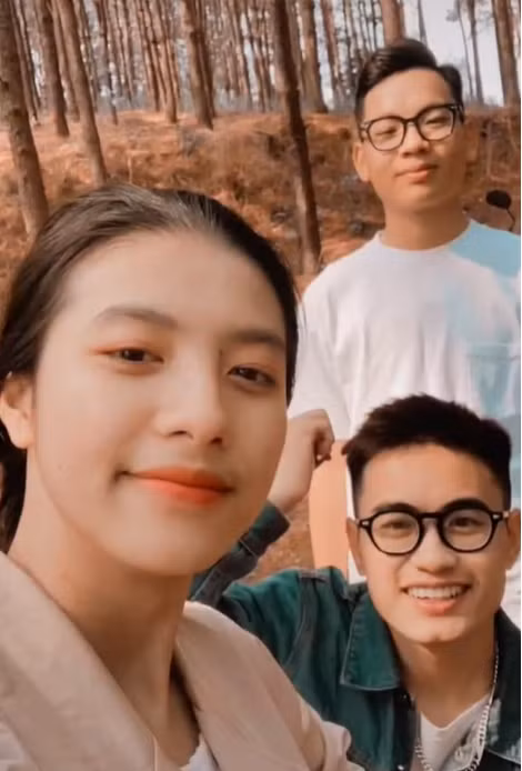 Nhiều người bình luận dưới các video của Diệu rằng, đôi khi làm việc mệt mỏi là thế, nhưng chỉ cần nhìn thấy nụ cười toả nắng của cô gái đặc biệt này, là mọi căng thẳng như giảm bớt phần nào.