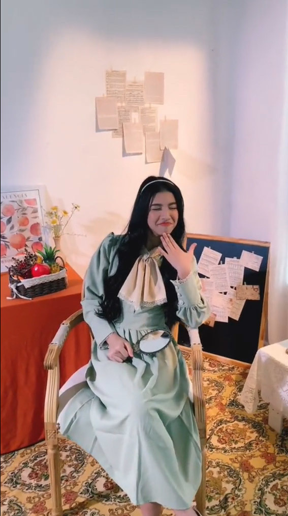 Từ nhỏ Hoàng Diệu đã cực kì thông minh và độc lập. Năm 7 tuổi, cô đã phải xa gia đình để theo học tại ngôi trường dành cho trẻ đặc biệt. Những khó khăn không thể ngăn cản bước chân đi tìm cách viết và đọc chữ cô gái thiệt thòi này.