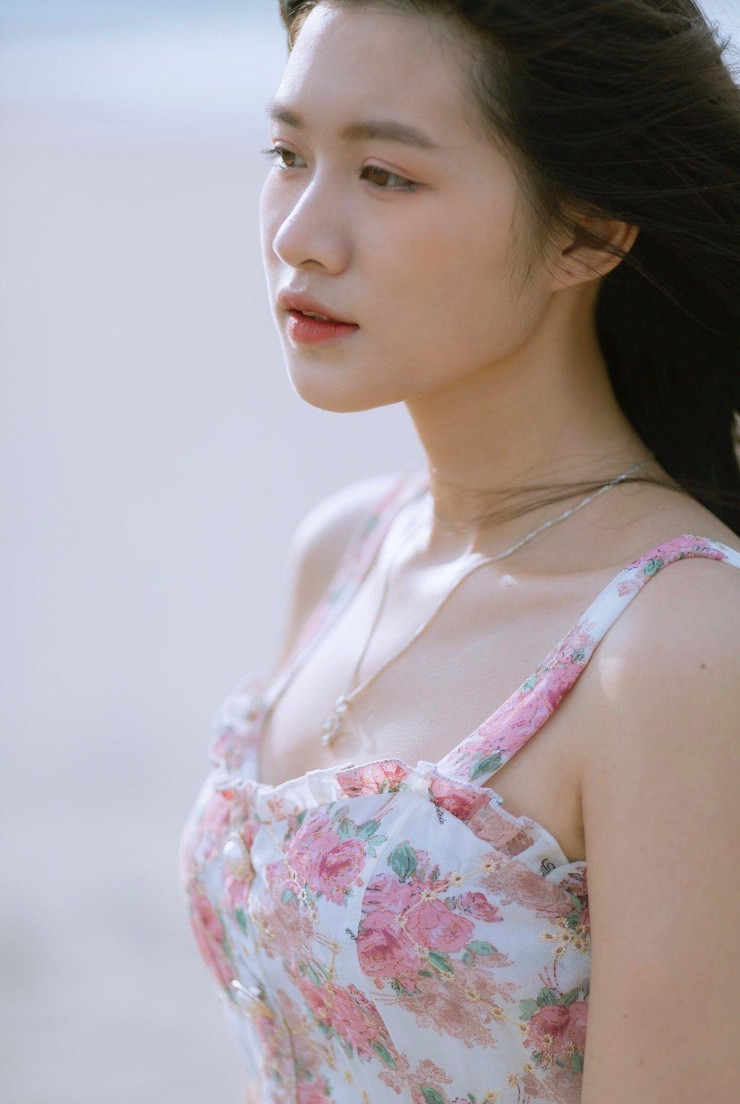 Thu Hiền thường xuyên nhận được những bình luận, lời khuyên nên đi thi nhan sắc, song, nữ sinh viên cho hay đang chuyên tâm học tập, đi dạy thêm để rèn luyện, tích lũy kiến thức nhằm hướng tới mục tiêu trở thành cô giáo trong tương lai.