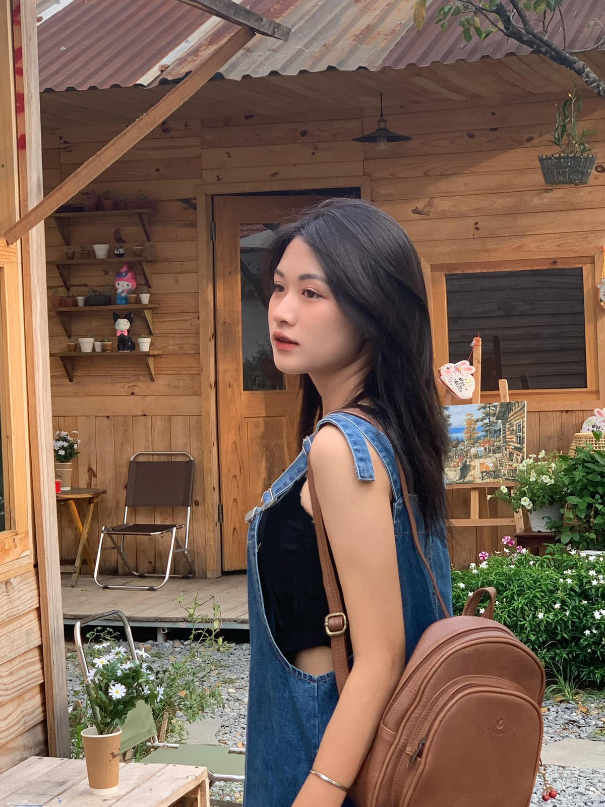 "Tôi quan điểm vẻ đẹp tri thức mới là điều tuyệt vời nhất. Văn hào Victor Hugo từng nói 'Yêu cái đẹp là thấy ánh sáng'. Đó có thể là ánh sáng của một khuôn diện khiến người khác phải ngưỡng mộ, nhưng cũng là hào quang tỏa sáng từ kiến thức uyên thâm. Tri thức là nét đẹp không dễ nhìn thấy, càng không dễ có được. Nó đến từ sự học bền bỉ, từ những trải nghiệm cá nhân và từ sự thông tuệ các vấn đề xã hội", Thu Hiền tâm đắc chia sẻ.