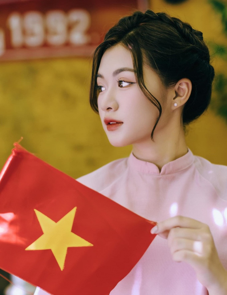 Rất nhanh sau đó, danh tính của cô gái này đã được tìm ra, đó là Thu Hiền - nữ sinh viên Trường Đại học Vinh. Cô nàng cho hay rất vui và bất ngờ khi những hình ảnh bản thân tham gia Đại hội Chi đoàn Trường được chia sẻ trên mạng xã hội, nhận về nhiều phản hồi tích cực.