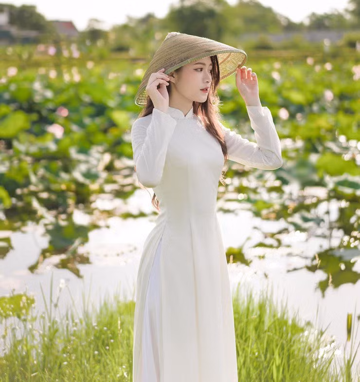 Hiện tại, Thu Hiền đang là sinh viên năm 3 ngành Giáo dục Tiểu học, Trường Sư phạm, Trường Đại học Vinh. Cô nàng hiện đang giữ chức lớp trưởng, có thành tích học tập tốt, năng nổ trong việc tham gia các hoạt động của khoa, trường và được đánh giá cao.