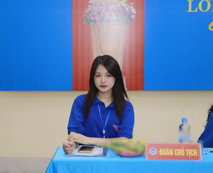 Bài đăng nhanh chóng nhận được nhiều lượt tương tác của cư dân mạng. Nhiều bình luận khen ngợi nét đẹp trong trẻo, ngọt ngào của cô gái này. "Chủ tịch này xinh quá", "Bạn này xinh quá đi", "Cho tôi xin thông tin lớp bạn này để xác minh xem có thật ngoài đời không ạ", "Bạn này trường mình nhé, xinh kiểu dịu dàng, nền nã lắm", "Em Hiền ngoài đời còn xinh hơn trong ảnh luôn nhé",... là những bình luận của cư dân mạng.