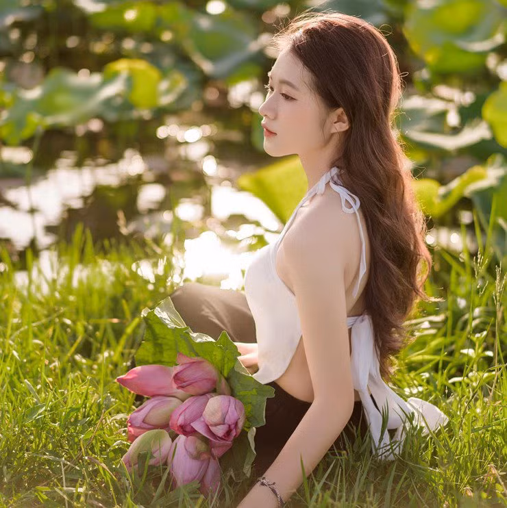 "Tôi là lớp trưởng nên giữ vai trò chủ tịch điều hành đại hội. Khi những hình ảnh của tôi trong đại hội được chia sẻ nhiều trên mạng xã hội, tôi cảm thấy rất vui, vì đó là những hình ảnh đẹp, lan tỏa nguồn năng lượng tích cực đến các bạn trẻ. Đây cũng là động lực cho tôi tiếp tục phấn đấu và rèn luyện", Thu Hiền cho hay.