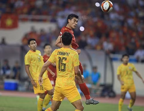 Sau chiến tích hạ U23 Thái Lan tại chung kết SEA Games 31, cầu thủ U23 Việt Nam - Nhâm Mạnh Dũng trở thành đề tài được nhiều người chú ý tới. Anh chàng này chính là chủ nhân của bàn thắng duy nhất giúp "Chiến binh sao vàng" giữ lại tấm HCV ở lại sân nhà.