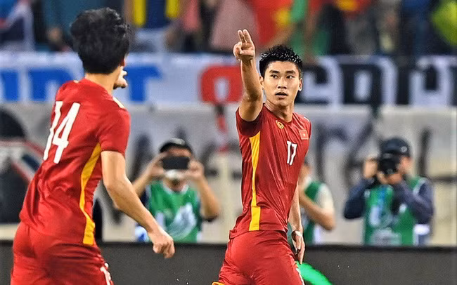 Sau trận đấu, HLV Park Hang Seo có nói lời cảm ơn cả đôi, khoảnh khắc đó Nhâm Mạnh Dũng cũng như các đồng đội cảm thấy áp lực được chút bỏ khỏi đôi vai của mình.