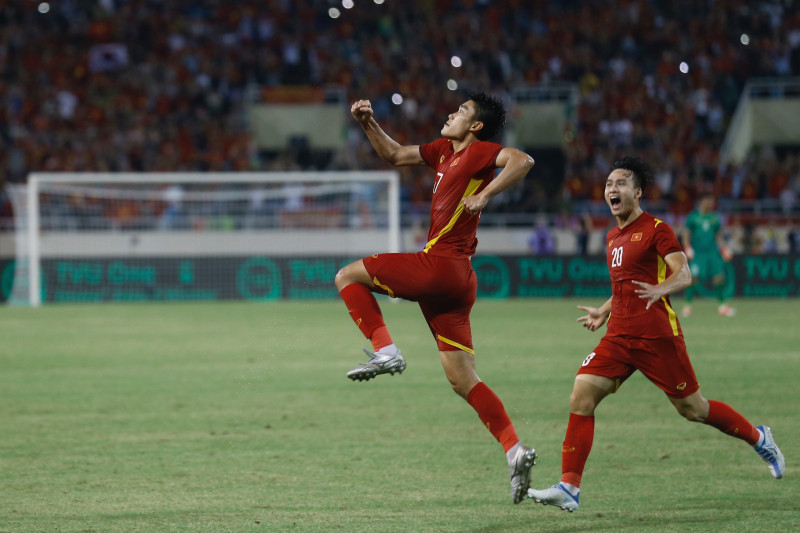 Quãng đường, vốn chỉ đi hết vài chục phút, ngốn tới hàng giờ khi đông đảo người dân thủ đô Hà Nội đổ ra đường, hô vang "Việt Nam vô địch" sau chiến thắng của đội nhà. "Ghi bàn xong em lạnh cả người", Dũng nói thêm.