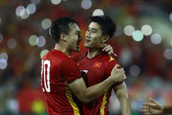 Cụ thể, Mạnh Dũng cho biết: "Thi đấu dưới sự cổ vũ của khán giả nhà là một điều tuyệt vời nhưng cũng rất áp lực với em cũng như các cầu thủ".