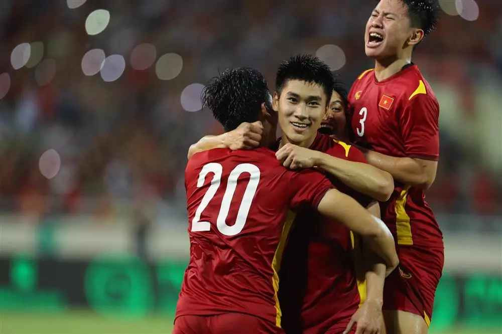 Trưởng thành từ lò đạo Viettel, Nhâm Mạnh Dũng (sinh năm 2000) được đào tạo thi đấu ở vị trí trung vệ. Với lợi thế về thể hình cùng tư duy chơi bóng hiện đại, anh dần được các đời HLV của U19, U21 Việt Nam để mắt và trao cơ hội.