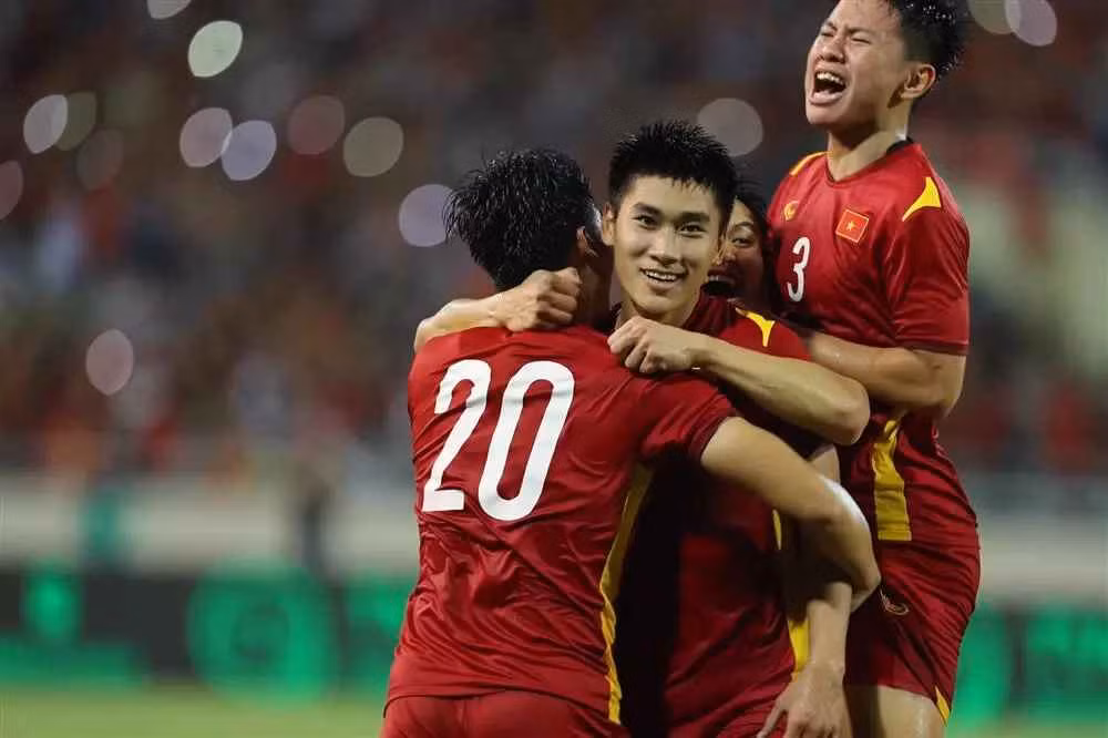 Trưởng thành từ lò đạo Viettel, Nhâm Mạnh Dũng (sinh năm 2000) được đào tạo thi đấu ở vị trí trung vệ. Với lợi thế về thể hình cùng tư duy chơi bóng hiện đại, anh dần được các đời HLV của U19, U21 Việt Nam để mắt và trao cơ hội.