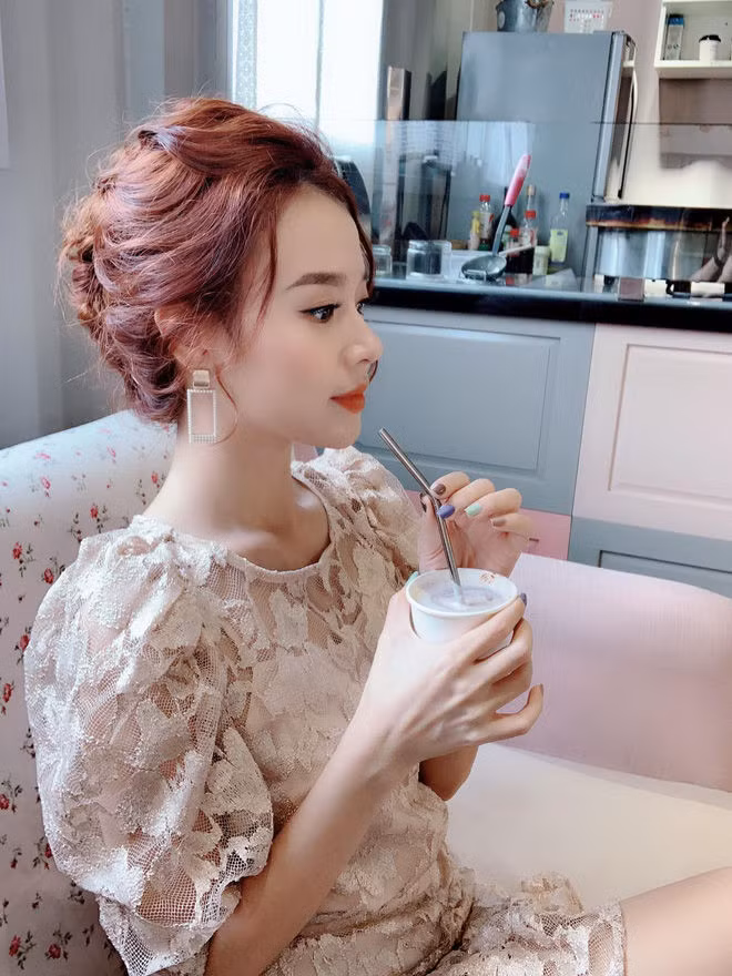 Sau 13 năm hoạt động nghệ thuật, mỹ nhân Midu luôn khiến fan và netizen thỏa mãn với mỗi khung hình. Ở thời điểm hiện tại, cô nàng không còn hoạt động ở vai trò diễn viên, nhưng sức nóng của cô nàng chưa bao giờ hết hot, thậm chí là bảo chứng phòng vé cho mỗi phim điện ảnh mà cô nàng tham gia.