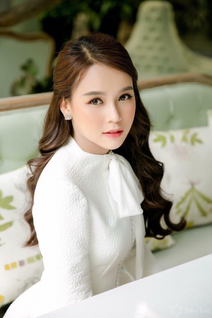 Từ những ngày đặt chân vào làng giải trí, Sam luôn khiến người hâm mộ nhớ đến mình với gương mặt xinh đẹp đúng chuẩn búp bê, làn da trắng sứ, vóc dáng 3 vòng chuẩn S-line.