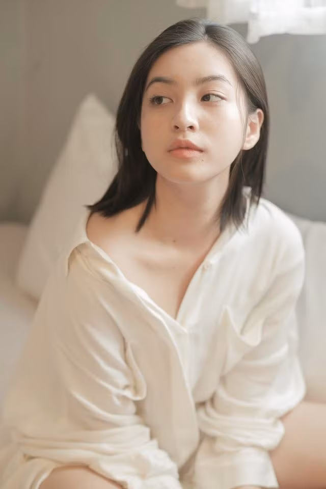 Thảo Tâm sinh năm 2000, là cô nàng hot girl không chỉ xinh đẹp mà còn có thành tích học tập cực tốt với biệt danh “hot girl IELTS” bởi thành tích 8.5 Ielts trước đó.