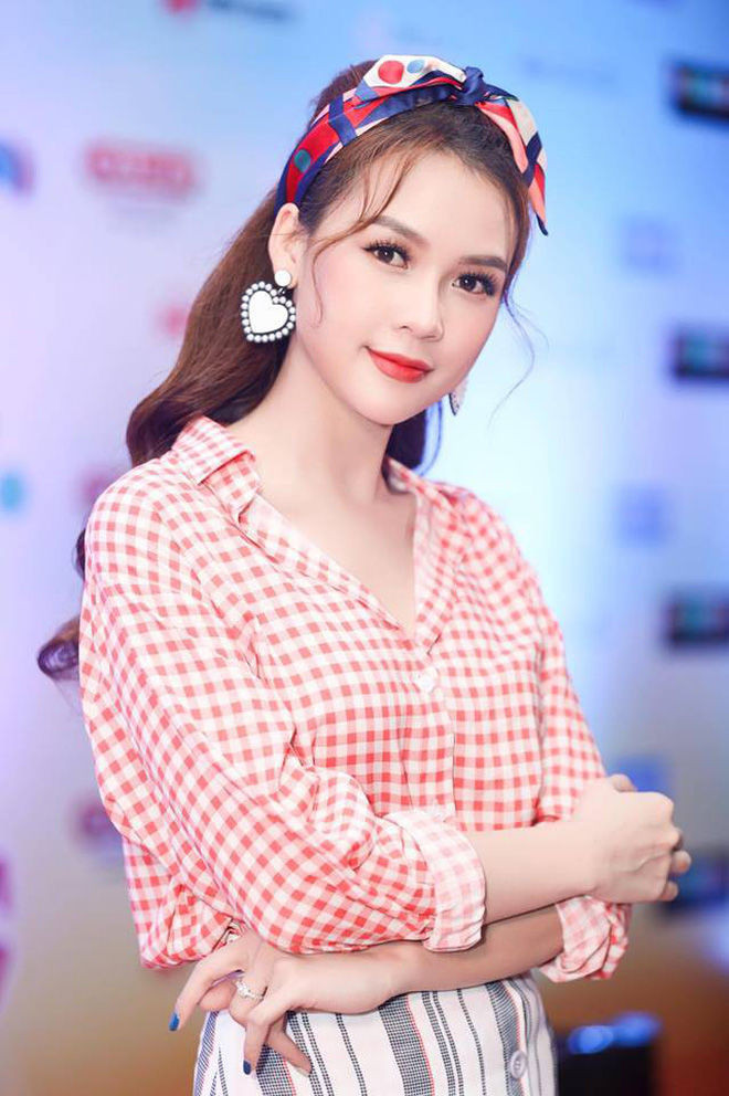 Cùng với Midu, Sam chính là dàn hot girl đời đầu nhưng vẫn nằm trong danh sách "ế toàn tập". Cô nàng là cái tên có sức ảnh hưởng đến giới trẻ với vai trò người mẫu, diễn viên, MC, ca sĩ…