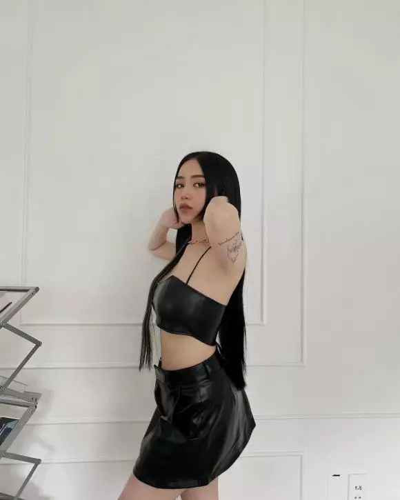 Điển hình mới đây trên Facebook cá nhân, con rể Minh Nhựa đã thay ảnh đại diện. Lần này, anh còn cho bà xã Joyce Phạm "ké sóng".