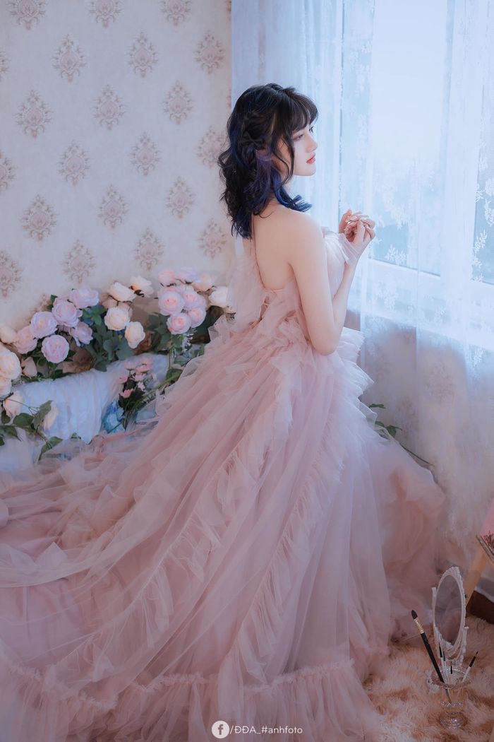 Theo đó, Phạm Thị Hằng hiện đang hoạt động với vai trò người mẫu, thường xuyên xuất hiện trong các bộ ảnh thời trang và kiếm được nguồn thu nhập ổn định hơn.