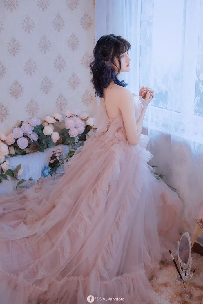 Theo đó, Phạm Thị Hằng hiện đang hoạt động với vai trò người mẫu, thường xuyên xuất hiện trong các bộ ảnh thời trang và kiếm được nguồn thu nhập ổn định hơn.