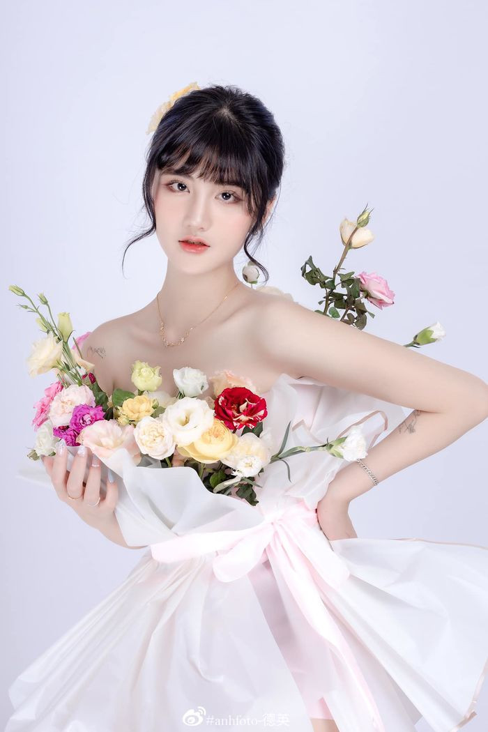 Theo đó, vào khoảng thời gian giữa năm 2019, trên mạng bỗng dưng nổi rần rộ những bức ảnh một cô nàng hết sức xinh xắn, đáng yêu trong bộ trang phục thường thấy của tài xế xe ôm công nghệ.