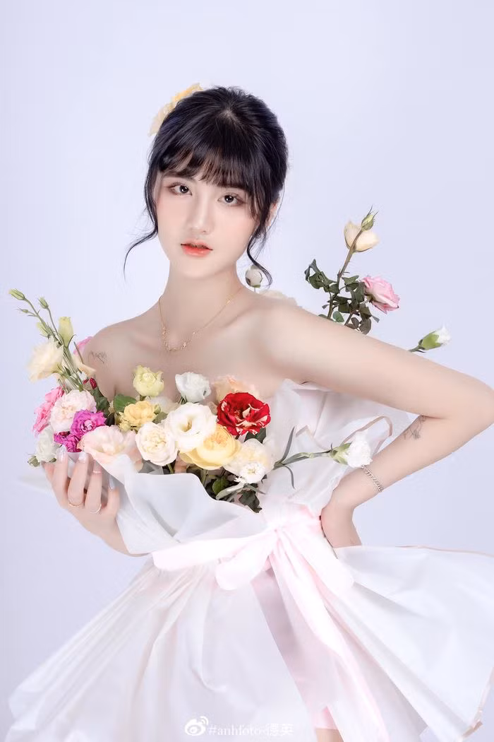 Theo đó, vào khoảng thời gian giữa năm 2019, trên mạng bỗng dưng nổi rần rộ những bức ảnh một cô nàng hết sức xinh xắn, đáng yêu trong bộ trang phục thường thấy của tài xế xe ôm công nghệ.