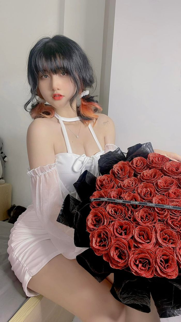 Sinh năm 2001, Phạm Thị Hằng hiện sở hữu hơn 200 nghìn người theo dõi nhờ nhan sắc nổi trội, bức ảnh "hot girl xe ôm" gây bão một thời.