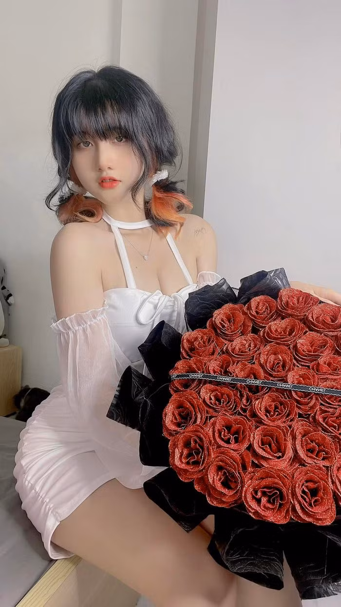 Sinh năm 2001, Phạm Thị Hằng hiện sở hữu hơn 200 nghìn người theo dõi nhờ nhan sắc nổi trội, bức ảnh "hot girl xe ôm" gây bão một thời.