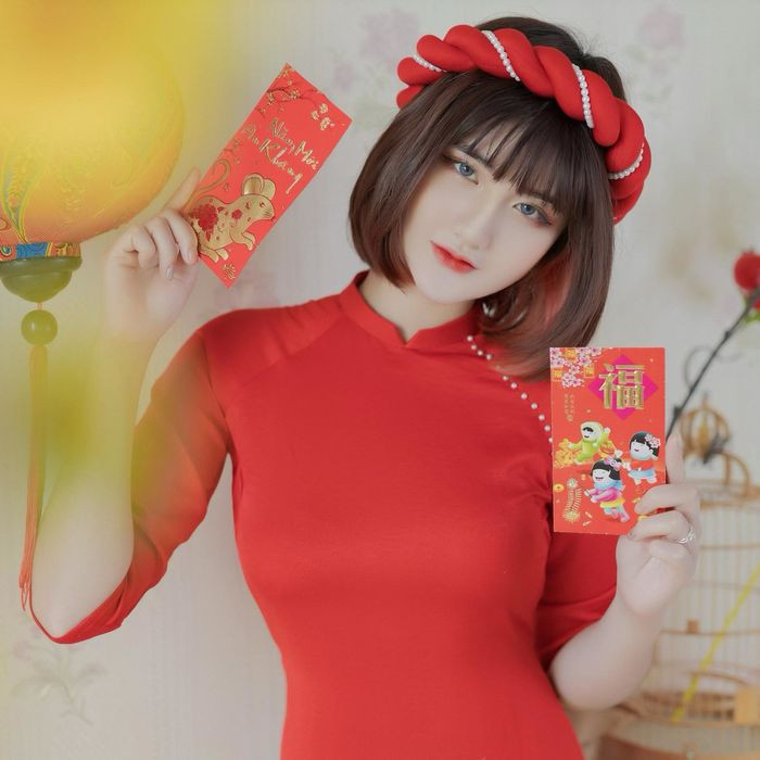 Điểm thay đổi rõ rệt nhất chắc hẳn là về khoản ăn mặc, Hằng không còn mặc váy đi chân đất, mặc quần jeans mang giày thể thao nữa mà thay vào đó là cân hết mọi loại phong cách "từ Âu sang Á".