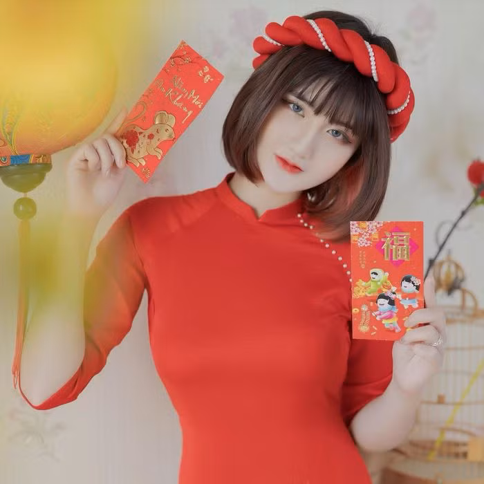 Điểm thay đổi rõ rệt nhất chắc hẳn là về khoản ăn mặc, Hằng không còn mặc váy đi chân đất, mặc quần jeans mang giày thể thao nữa mà thay vào đó là cân hết mọi loại phong cách "từ Âu sang Á".