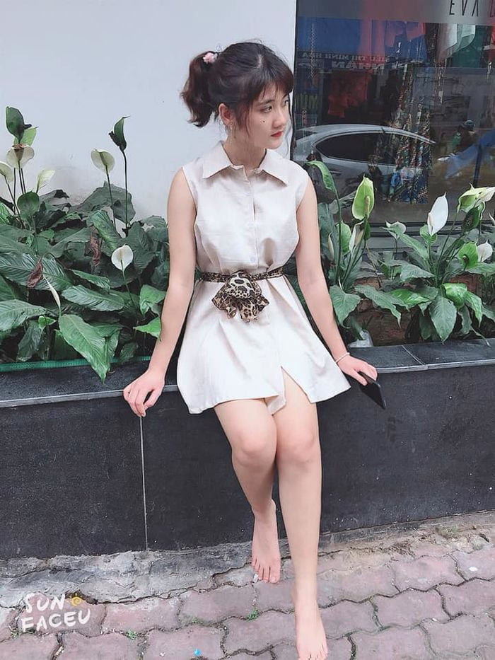 Đó chính là bộ ảnh của Hằng, bộ hình được một người bạn thân của Hằng chụp cho nàng trước khi người kia đi du học. Do không có nhiều thời gian nên quyết định mặc luôn bộ đồ đi làm, kết quả là trở nên nổi tiếng khắp nơi.