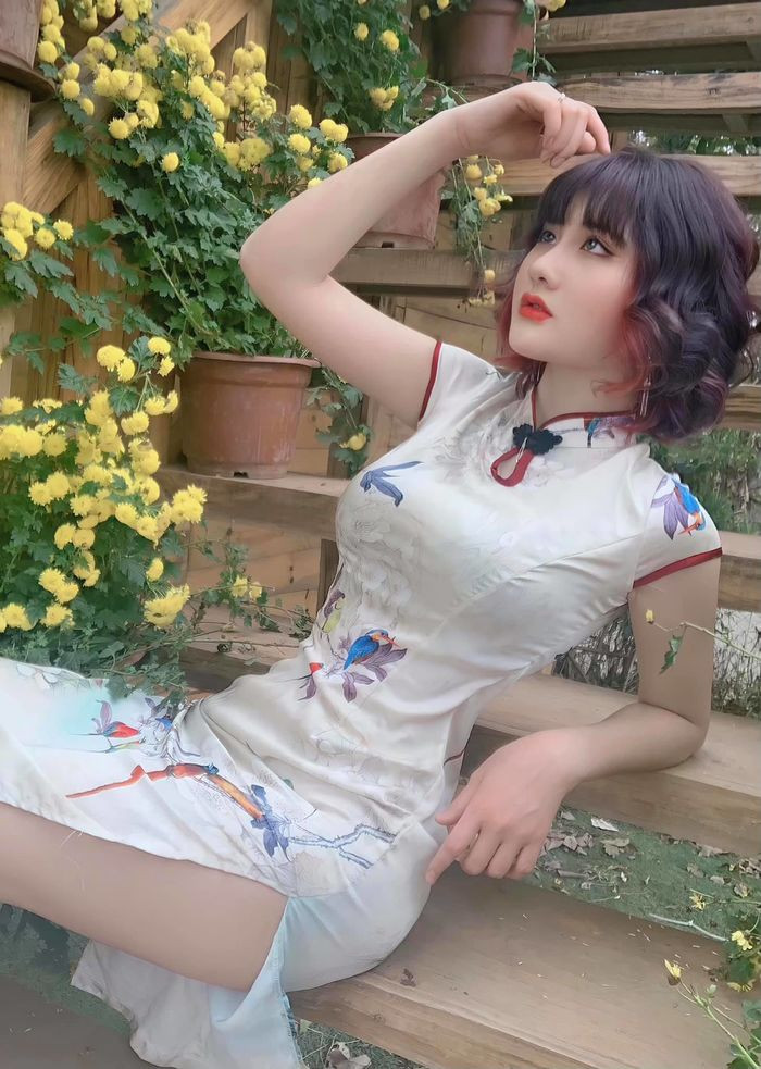 Hiện nay, Hằng đã không còn đi làm ở salon tóc, chạy thêm xe ôm để kiếm thêm thu nhập nữa mà đã bắt đầu "dấn thân" và showbiz.