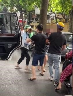 Mới đây, MXH lan truyền clip đánh ghen giữa phố Lý Nam Đế, Hoàn Kiếm, Hà Nội. Theo nội dung được ghi lại, người phụ nữ sau khi phát hiện chồng mình lái xe sang Lexus LX 570 chở theo cô gái trẻ (được cho là tình nhân) trên đường thì tỏ ra vô cùng tức giận. Chị này giật cửa xe để lôi bồ của chồng xuống đường, sau đó liên tục chửi bới lớn tiếng và giật tóc, đánh đập rất mạnh tay.